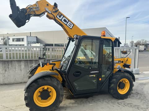 JCB Teleskoplader von Jakob's Dienstleistungen in Seitenansicht