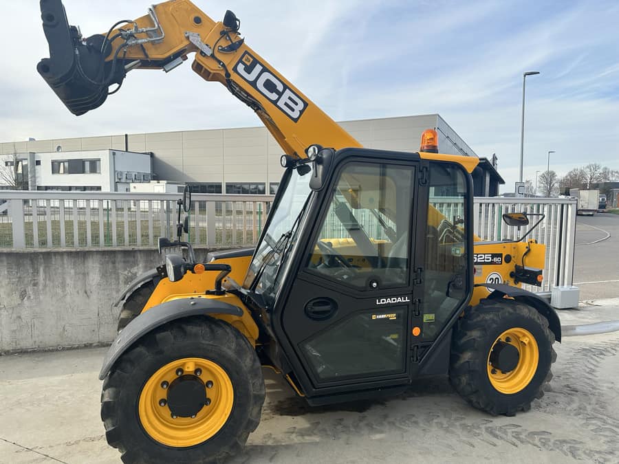 JCB Teleskoplader von Jakob's Dienstleistungen im Einsatz bei Baumarbeiten