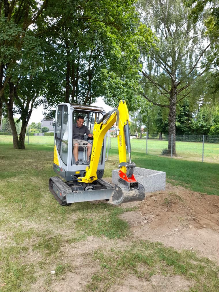 Minibagger bei der Wurzelstockentfernung