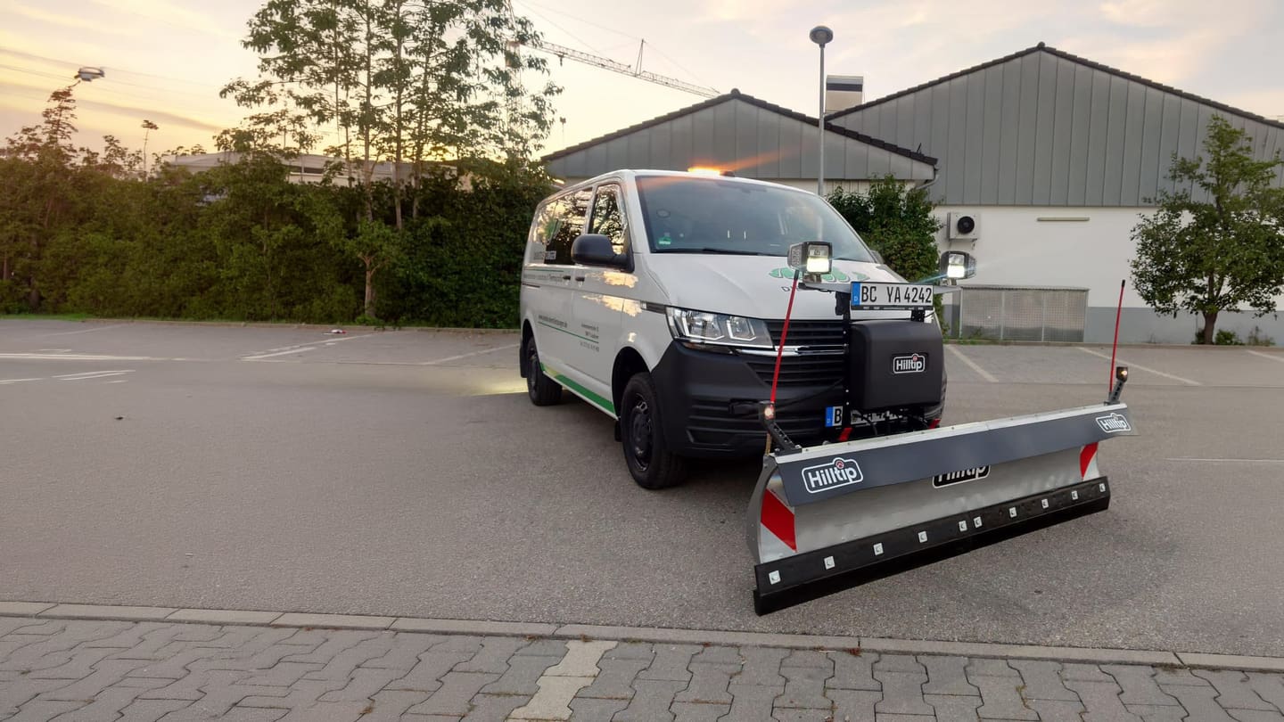 Einsatzfahrzeug von Jakob's Dienstleistungen mit montiertem Schneepflug vor dem Betriebsgebäude in Laupheim