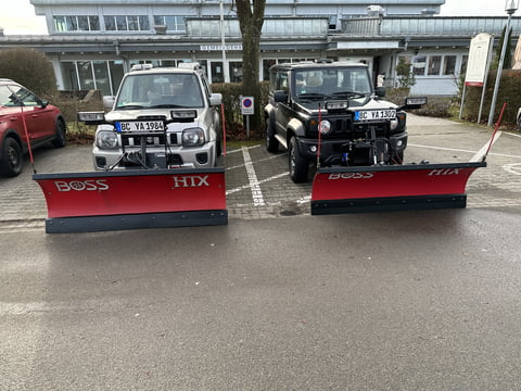 Zwei Geländewagen mit Schneepflügen vor dem Betriebsgebäude in Laupheim