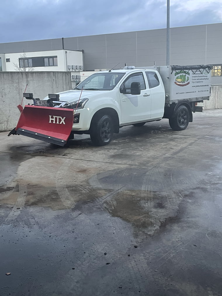 Pickup mit HTX-Schneepflug für den Winterdienst